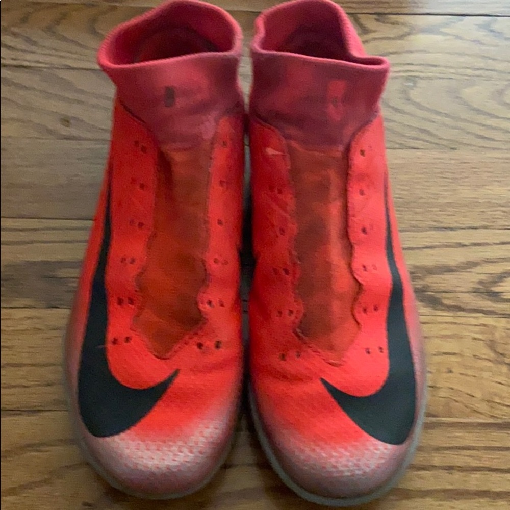 Soccer turf shoes